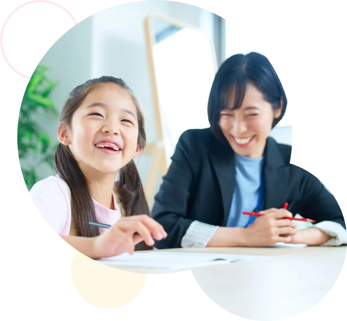 写真：女の子と家庭教師が笑っている