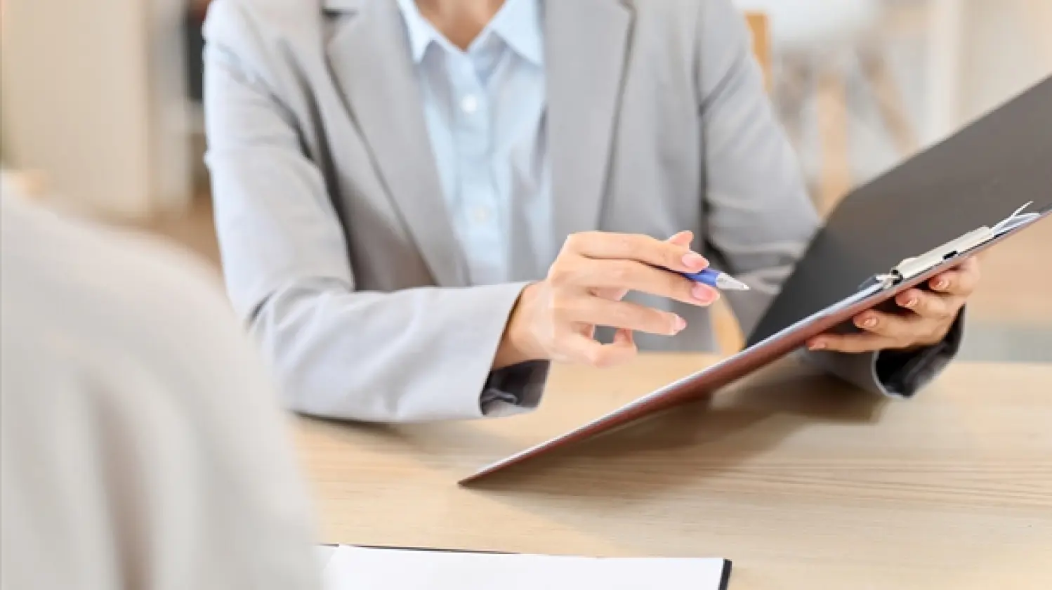 写真：女の人がファイルを持って説明している手元